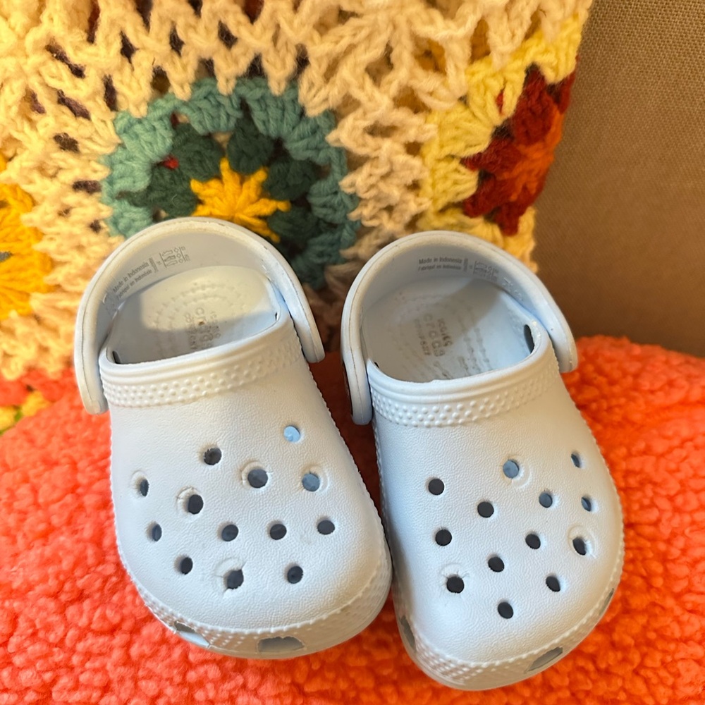 Baby Toddler Blue Crocs Size 4 - Picture 2 of 3
